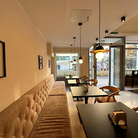Hotel Attache-3